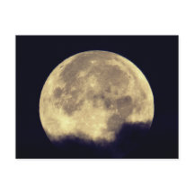 Gran luna llena en las nubes