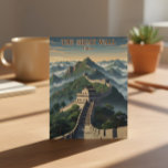Postal gran muro sinuoso de China<br><div class="desc">La Gran Muralla de China se extiende a través de montañas onduladas y cubiertas de niebla,  mostrando su inmensa escala y su grandeza histórica.</div>