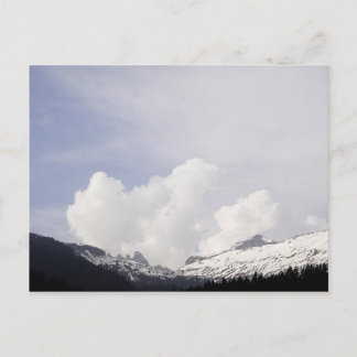 Postal Grandes nubes blancas sobre las montañas