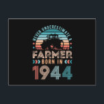 Postal Granjero nacido 1944 80º cumpleaños Regalo agrícol<br><div class="desc">Nunca subestimes a un agricultor nacido en 1944. Regalo de cumpleaños número 80 ideal para un pollo de 80 años o un apasionado de la agricultura o la ganadería. Presencia retro para hombres,  mujeres,  tu padre en el Día del Padre.</div>
