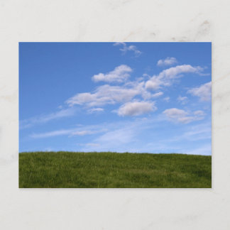 Postal Grasa verde y cielo azul
