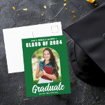 Postal Green 2024 Graduate Photo Arch Modern Graduation<br><div class="desc">Esta moderna tarjeta postal de invitación para graduados de fotografía de personalizado verde y blanco incluye tu nombre de instituto o universidad para la clase de 2024. Personalizar con su nombre bajo la moda,  escritura manuscrita audaz y arco de moda para una gran postal de graduación personalizada.</div>