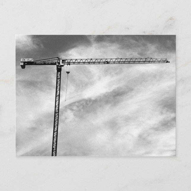 Postal Grúa de construcción y cielo foto en blanco y negr (Anverso)