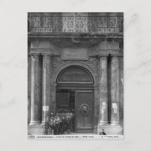 Postal Grupo de escolares que abandonan el Hotel de Ville