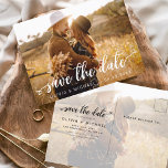 Postal Guardar la foto de los corazones manuscritos blanc<br><div class="desc">Boda manuscrita Guarda las tarjetas de fecha que tienen una foto en la parte delantera y trasera. Las tarjetas Save the Date Fall, Autumn, Winter, Spring o Summer contienen una moderna tipografía de escritura cursiva con letras a mano con corazones elegantes, sencillos y modernos para usar después de la minimalista...</div>