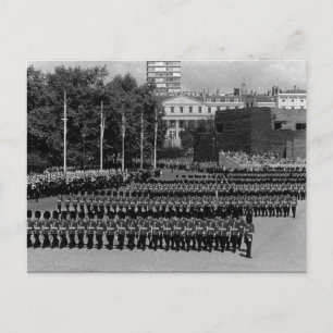 Postal Guardias de Inglaterra de época marchando en tiemp