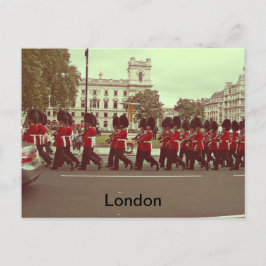Postal Guardias marchando en el palacio de buckingham