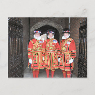 Postal Guardias yemeníes, o beefeaters, en el Castillo de