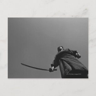 Postal Guerrero de Samurai de pie, sosteniendo un pantano