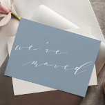 Postal Guión azul minimalista que mudamos de nuevo hogar<br><div class="desc">Minimalista y moderno guión azul elegante Movemos la nueva postal móvil del hogar</div>
