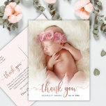 Postal Guión de oro simple foto bebé gracias<br><div class="desc">Elegante Caligrafía Simple Moderna Rose Gold Script Foto Recién Nacida Bebé Gracias Postcard. Presenta un hermoso texto de "gracias" en un cursivo guión de tipo de letra de caligrafía manuscrita con cruz cruda en papel falso oro rosa (o lámina rosa ondulada). Al revés, un mensaje personal prefabricado sobre fondo rosa...</div>
