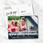 Postal Guión de pincel Estamos casados Guardar la fecha<br><div class="desc">Guión de pincel moderno Nos estamos casando - Invitación de compromiso Guardar la tarjeta postal de la foto de fecha</div>
