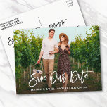 Postal Guión de pincel moderno Guardar nuestra foto de pa<br><div class="desc">Guión de pincel moderno Guardar nuestra tarjeta postal de la pareja de compromiso de fecha - Guión blanco</div>