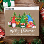 Postal Guión de pincel Navidades de Kraft iluminan los gn<br><div class="desc">Guión de pincel moderno Feliz Navidad Colorido divertido acuarela Gnomes Kraft Postcard con pinos y cadenas de luz. Nombre y año de la familia</div>