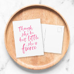 Postal Guión De Pincel Poco Pero Fierce William Shakespea<br><div class="desc">Elegante guión de broche rosa de la cita "aunque sea pequeña, es feroz" de A MidSummer Night's Dream de William Shakespeare con un fondo blanco. *Tenga en cuenta que la marca de agua Zazzle que aparece en la vista previa del zoom NO aparecerá en el producto impreso final. © Rosewood...</div>