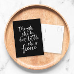 Postal Guión De Pincel Poco Pero Fierce William Shakespea<br><div class="desc">Guión elegante de broche blanco de la cita "aunque sea pequeña, es feroz" de A MidSummer Night's Dream de William Shakespeare con un fondo negro. *Tenga en cuenta que la marca de agua Zazzle que aparece en la vista previa del zoom NO aparecerá en el producto impreso final. © Rosewood...</div>