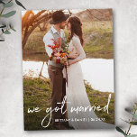 Postal Guión escrito a mano que nos casamos con la foto<br><div class="desc">Guión moderno moderno a mano: tenemos tarjeta postal con foto de Invitación de Boda casados</div>