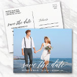 Postal Guión moderno de caligrafía Guardar la foto de fec<br><div class="desc">Script De Caligrafía Moderno Ahorra La Postcarta De Foto De Pareja De Invitación De Compromiso De Fecha</div>