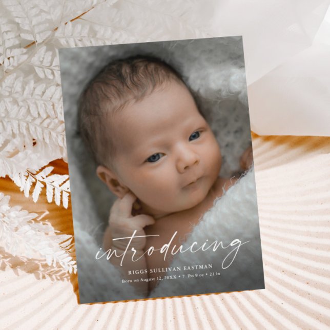Postal Guión Presentando Foto de Bebé Gracias (Simple elegant script baby photo brith announcement postcard.)