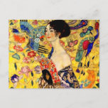 Postal Gustav Klimt Lady con ventilador<br><div class="desc">Postal con la pintura al óleo de Gustav Klimt Lady with Fan (1918). Una mujer con un kimono azul sostiene un ventilador rojo contra un colorido fondo amarillo de flores y pavos reales. Un gran regalo para los amantes del arte japonés y europeo.</div>