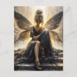 Postal Hada con un vestido negro sentado en las escaleras