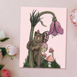 Postal Hada de oso gris rosado lindo en bosque de bosques