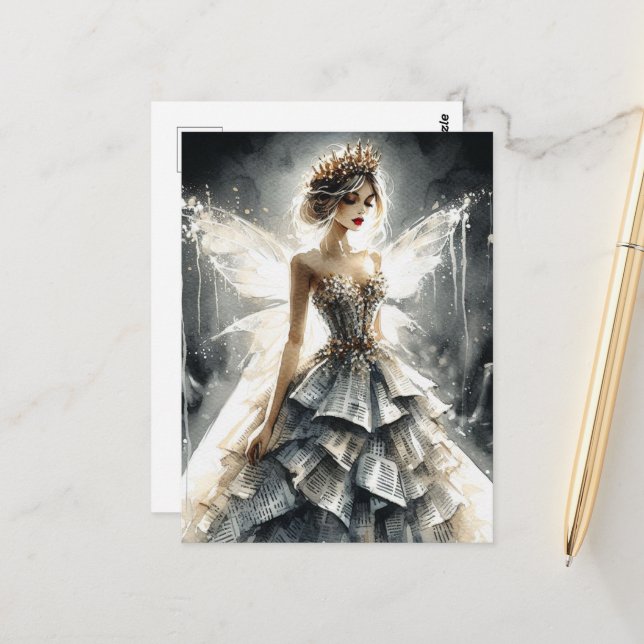 Postal Hada en un espectáculo de moda hecho de periódicos (Anverso/Reverso In Situ)