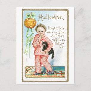Postal Halloween anticuado, chico sostiene gato negro