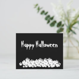 Postal Halloween calaveras blancas negras apilan texto pe