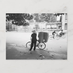 Postal Hanoi Vietnam, mujer de reparto en bicicleta (NR)