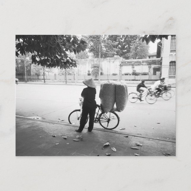Postal Hanoi Vietnam, mujer entregadora de Bicyle (NR) (Anverso)