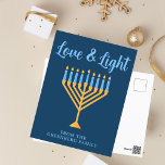 Postal Hanukkah Amor y Personalizado claro Oro Azul Menor<br><div class="desc">Postal de Amo personalizado y Luz Hanukkah para una familia judía o un fiesta Chanukah con sinagoga. Personaliza estas postales de bonito con tu propio apellido o información de grupo en azul bajo la menorah oro de bonito.</div>