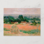 Postal Haystack en Giverny - Claude Monet - 1886<br><div class="desc">Muestre a la gente su estilo y refinamiento con esta reproducción de una fina obra de arte titulada "Haystack at Giverny" de Claude Monet. Paisaje que muestra un pajar en un campo con una casa de campo al fondo. Pintado alrededor de 1886.</div>