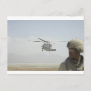 Postal Helicóptero recogiendo tropas