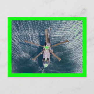 Postal helicóptero sobre el agua
