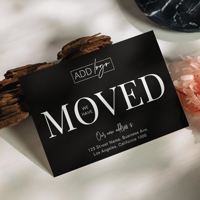 Postal Hemos cambiado la dirección de la oficina de logot (Add your logo, opening times, and new address to make modern company change of address postcards)