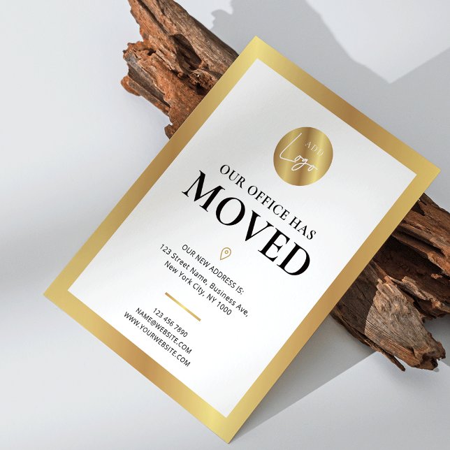 Postal Hemos mudado la nueva dirección de la oficina del  (modern white and gold logo address change announcement business postcard)