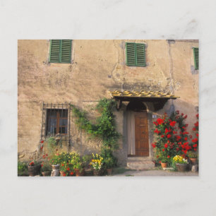 Postal Hermosa casa antigua con flores en San Gimignano