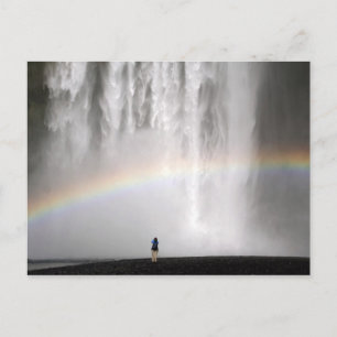 Postal Hermosa cascada en Islandia con un arco iris