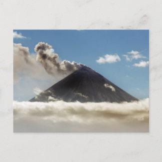Postal Hermosa erupción volcán Klyuchevskoy. Rusia