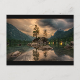 Postal Hermosa foto del lago montañoso por la noche