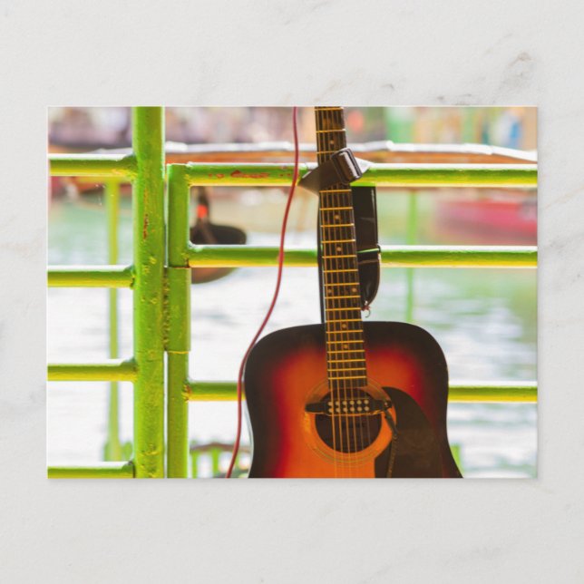 Postal Hermosa guitarra acústica (Anverso)