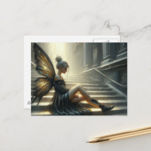 Postal Hermosa hada con vestido negro sentada en escalera