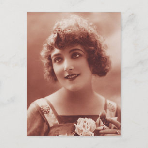 Postal Hermosa mujer de los años 1920 frente al retrato v