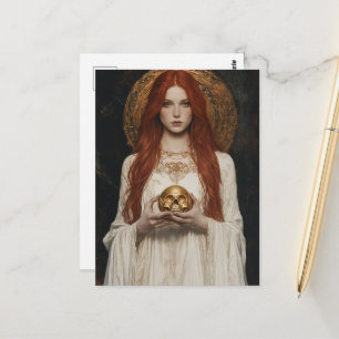 Postal Hermosa mujer pelirroja con una calavera dorada