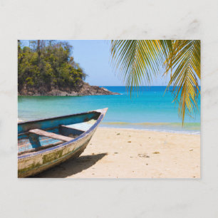 Postal Hermosa playa tropical con lancha