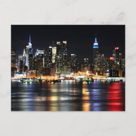 Postal Hermosas luces nocturnas de Nueva York que refleja