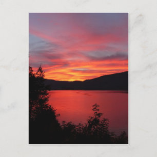 Postal Hermoso amanecer rojo sobre un lago