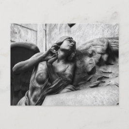 Postal Hermoso ángel con mirada serena hacia el cielo