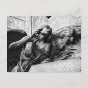 Postal Hermoso ángel con mirada serena hacia el cielo